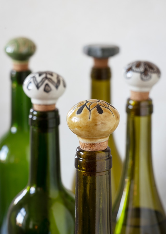 Flessen met wijnstoppers van Madam Stoltz