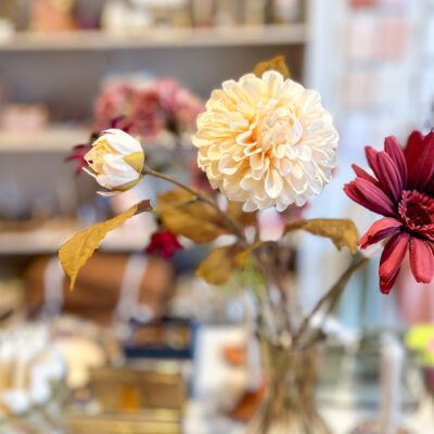 Kunst Dahlia - cream 61 cm in boeket