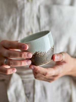 Sfeerfoto Mok van aardewerk - bruinblauw Bloomingville