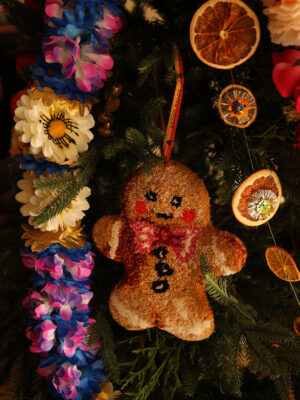 Ginger bread hanger van Doing Goods in kerstboom