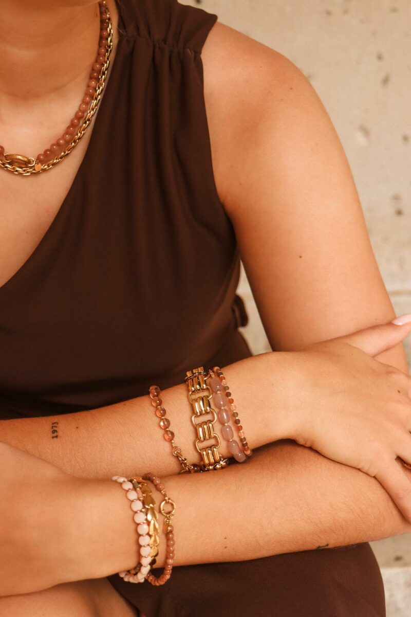 Model met Brown flame bracelet gold Label Kiki