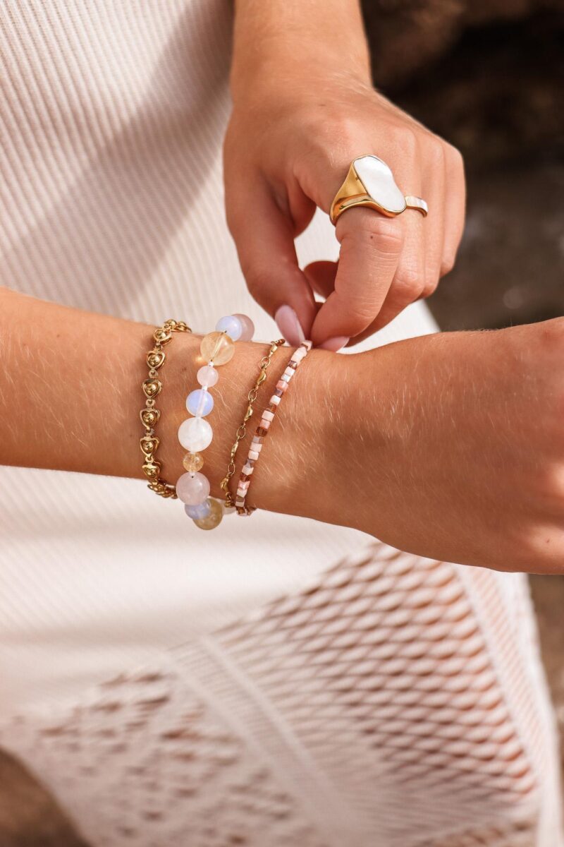 Model met Round hearts bracelet gold Label Kiki