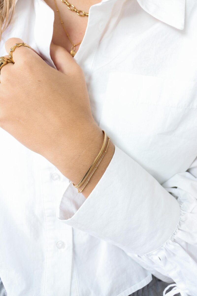 Model met Smooth Snake Gold Bracelet Label Kiki