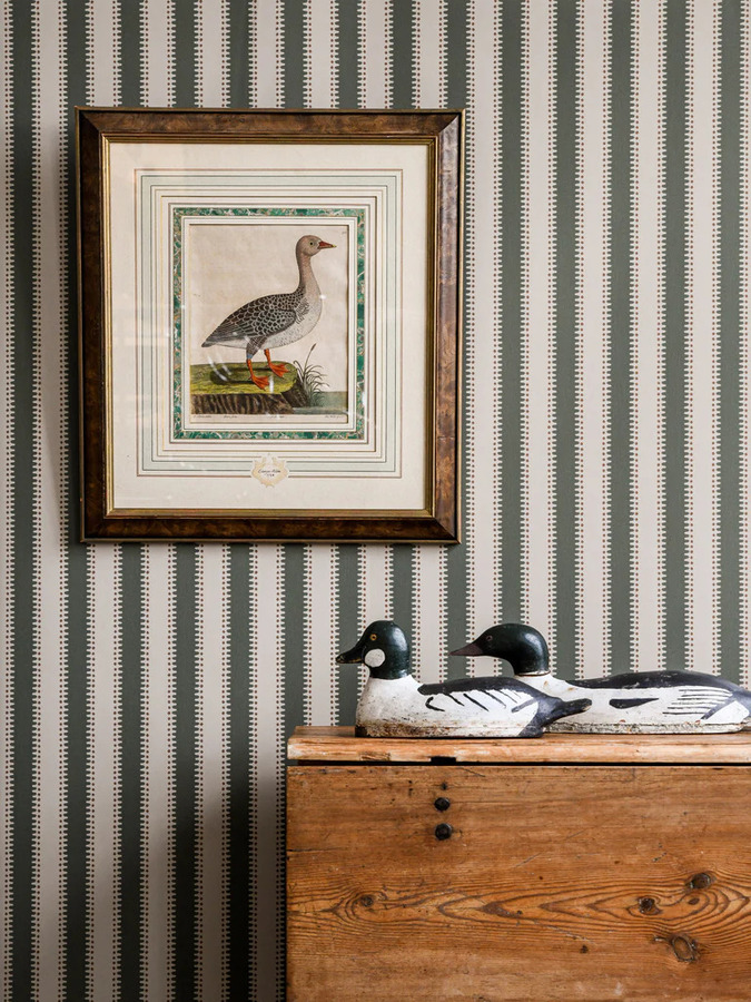 Strepen behang Långelid von Brömssen Behang Jagged Stripe - dusty olive