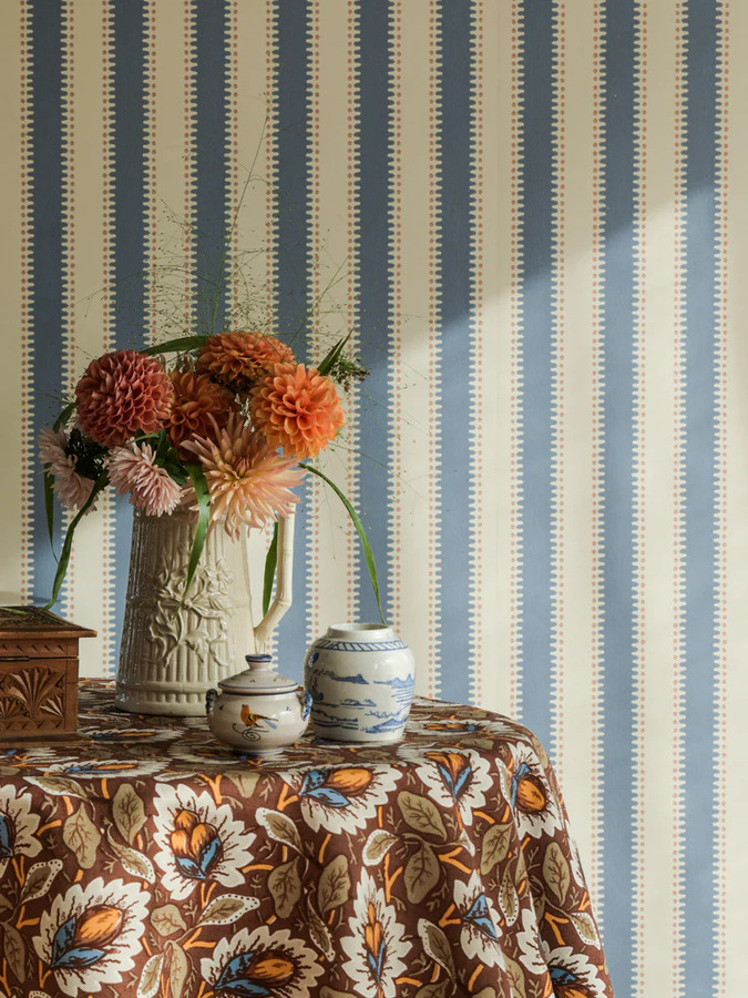 Strepen behang Långelid von Brömssen Behang Jagged Stripe - sky blue