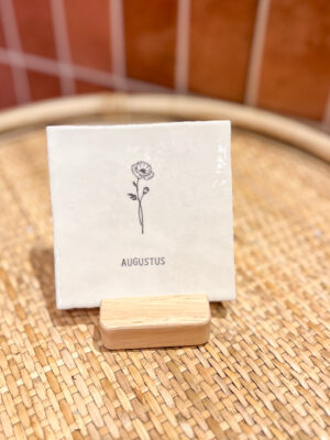 Gegraveerd tegeltje met geboortebloem - augustus klaproos