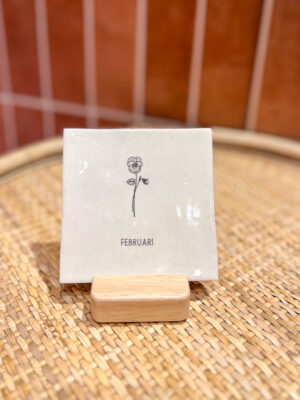 Gegraveerd tegeltje met geboortebloem - februari viooltje