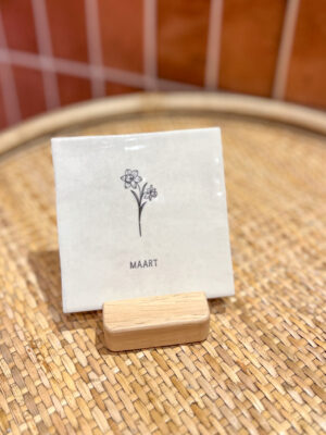 Gegraveerd tegeltje met geboortebloem - maart narcis