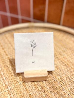 Gegraveerd tegeltje met geboortebloem - mei lelietje van dalen