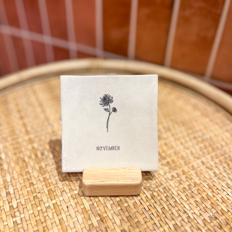 Gegraveerd tegeltje met geboortebloem - november chrysant zijaanzicht