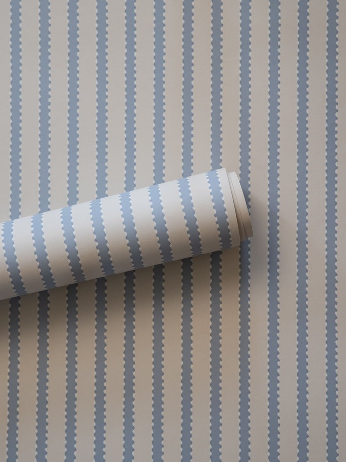 Strepen behang Långelid von Brömssen Behang Stitched Stripe - blauw rol faded denim