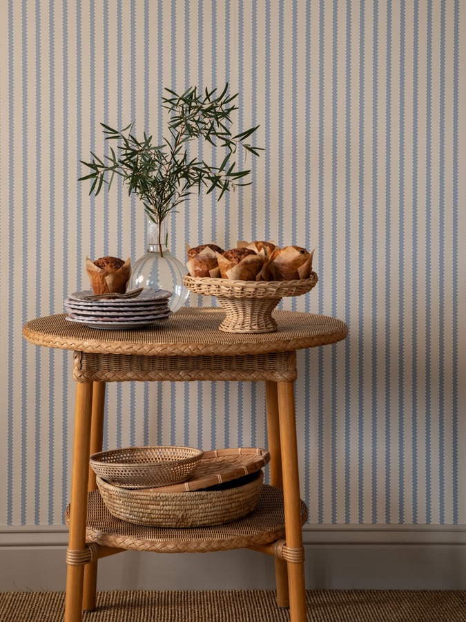 Strepen behang Långelid von Brömssen Behang Stitched Stripe - blauw sfeer faded denim