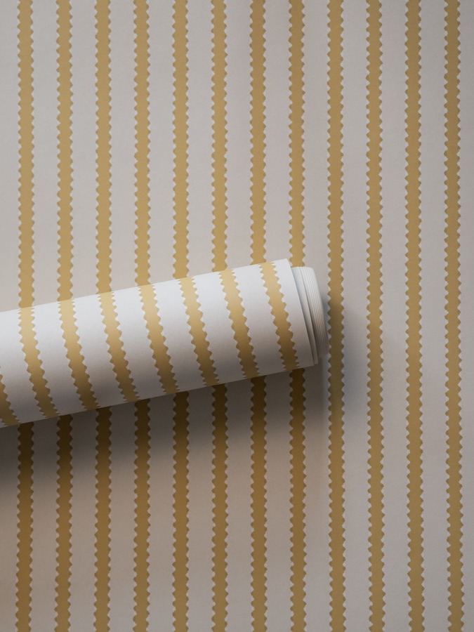 Strepen behang Långelid von Brömssen Behang Stitched Stripe - geel rol soleil