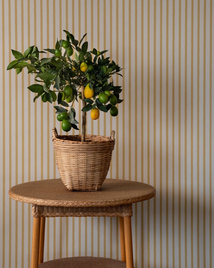 Strepen behang Långelid von Brömssen Behang Stitched Stripe - geel sfeer soleil