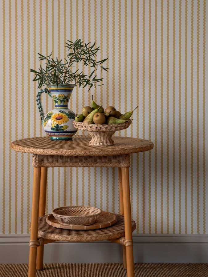 Strepen behang Långelid von Brömssen Behang Stitched Stripe - geel sfeer soleil