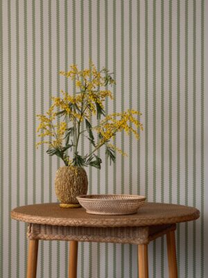 Strepen behang Långelid von Brömssen Behang Stitched Stripe - groen sfeer olive