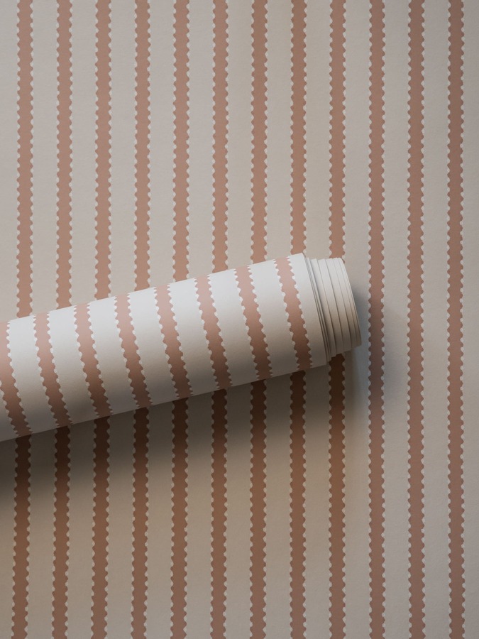 Strepen behang Långelid von Brömssen Behang Stitched Stripe - terra rol burnt rose