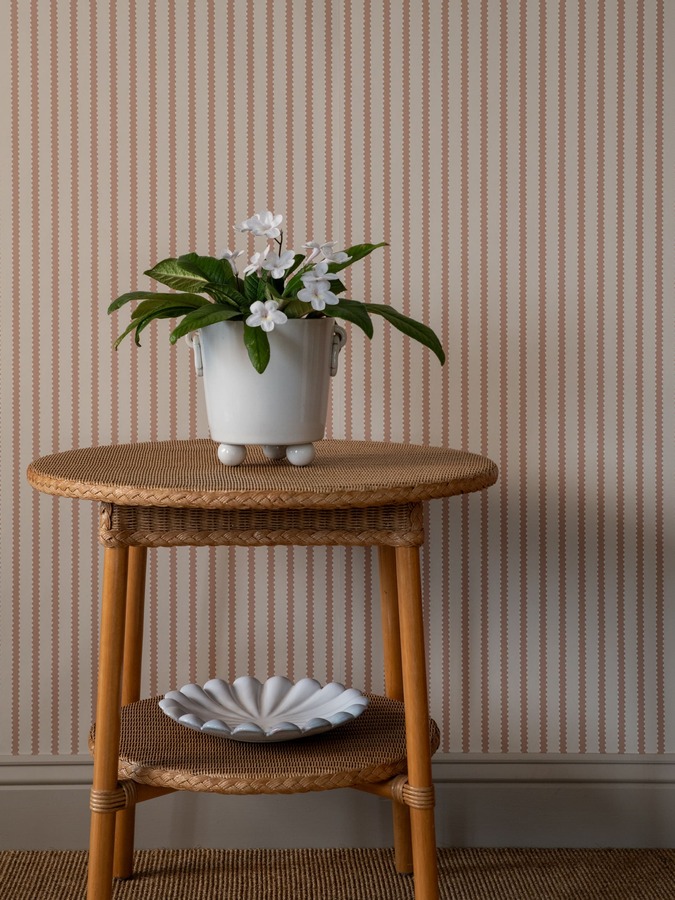 Strepen behang Långelid von Brömssen Behang Stitched Stripe - terra sfeer burnt rose