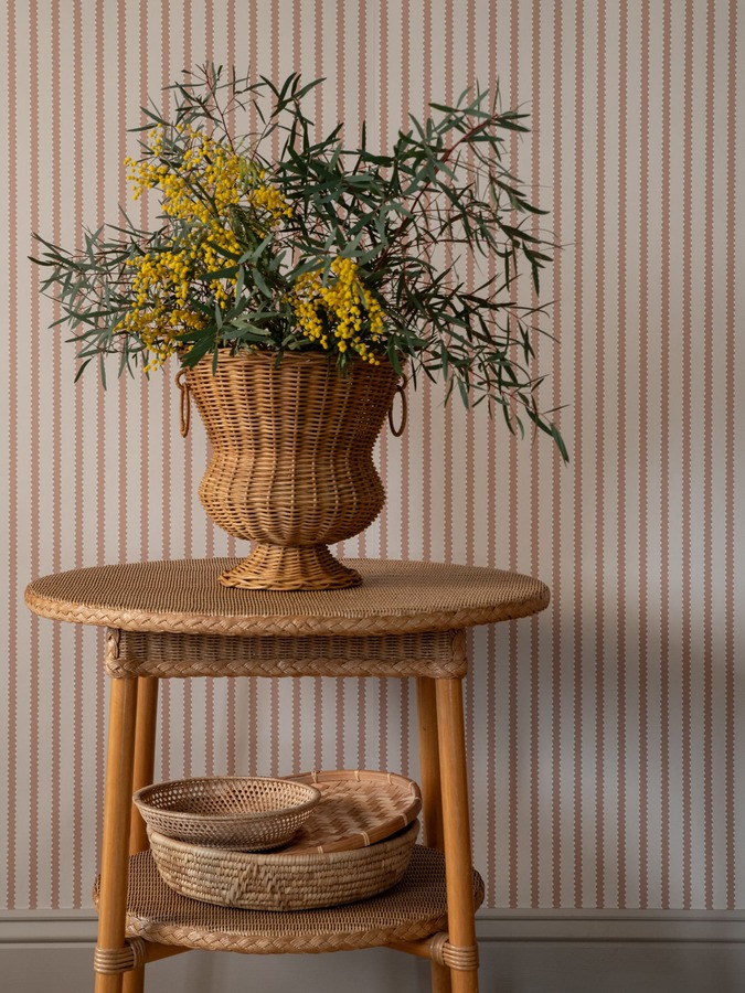 Strepen behang Långelid von Brömssen Behang Stitched Stripe - terra sfeer burnt rose